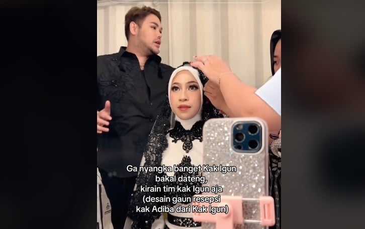 Ivan Gunawan ikut merapihkan wedding veil kerudung Adiba Khanza sebelum acara resepsi