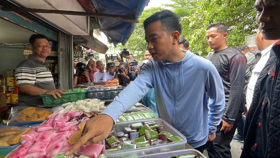 Calon wakil presiden nomor urut 2, Gibran Rakabuming Raka blusukan ke Pasar Rumput, Jakarta Selatan, Senin (11/12/2024). [Suara.com/Novian] 