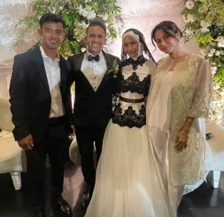 Pratama Arhan dan sang istri Azizah Salsha menghadiri pernikahan Egy Maulana Vikri dan Adiba Khanza. (Instagram/@pratamaarhan8)