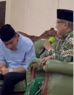 Calon wakil presiden (cawapres) nomor urut 2, Gibran Rakabuming Raka diguyur nasihat oleh Saiq Aqil Siradj saat bersilaturahmi ke Pondok Pesantren (Ponpes) Luhur Al-Tsaqafah di Ciganjur, Jakarta Selatan, Minggu (10/12) malam. (Tangkap layar)