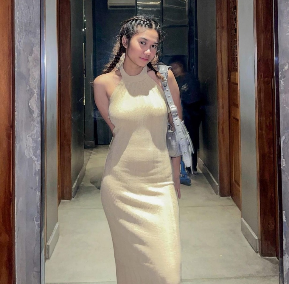 OOTD Seksi Feminin Azizah Salsha (Instagram)