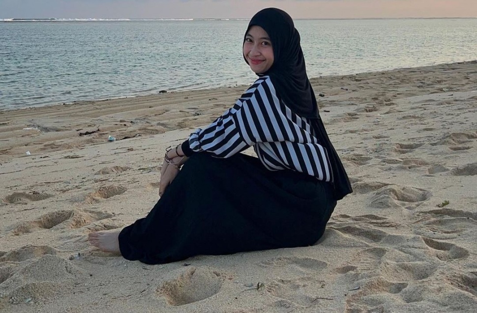 Outfit hitam putih ala Adiba Khanza. (Instagram/adiba.knza)
