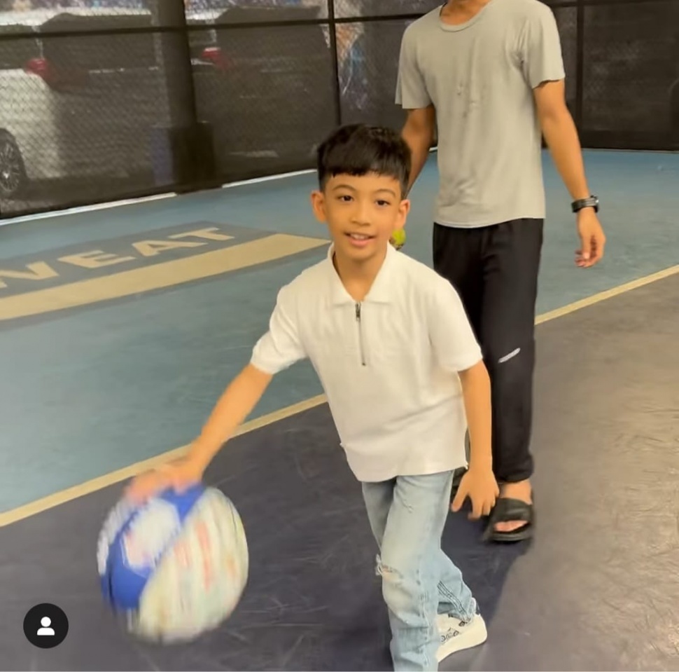 Jan Ethes Tanding Main Basket Bareng Rafathar. (Instagram/@raffinagita1717)