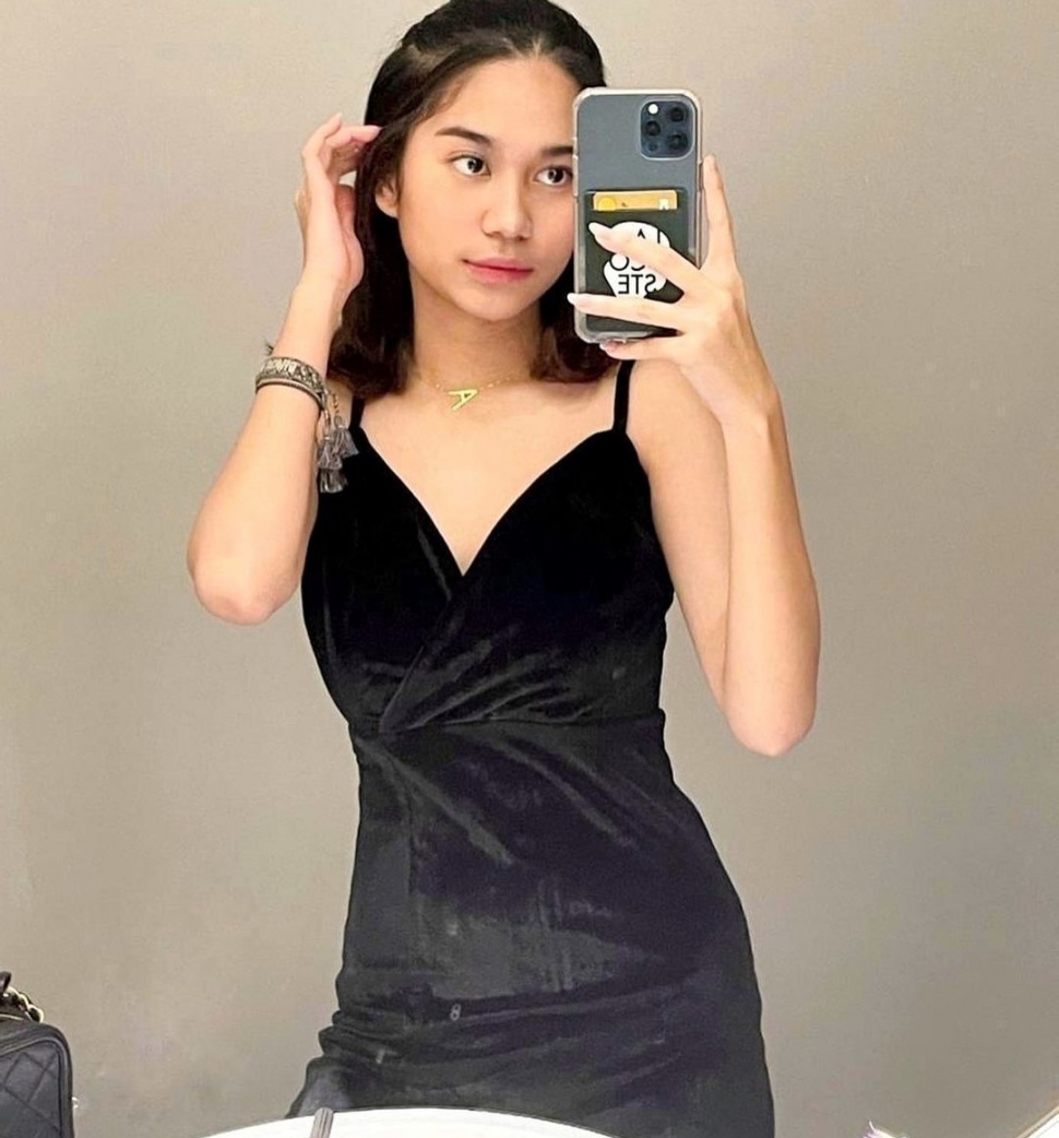 OOTD Seksi Feminin Azizah Salsha (Instagram)