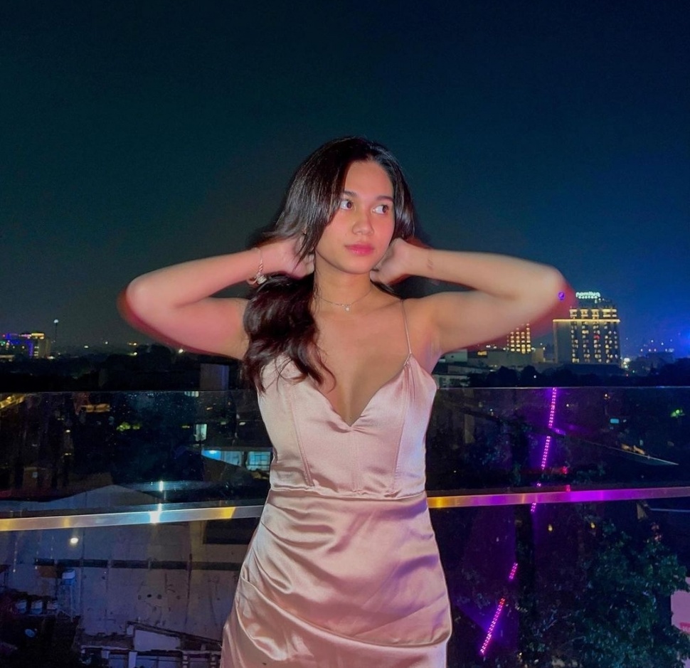 OOTD Seksi Feminin Azizah Salsha (Instagram)