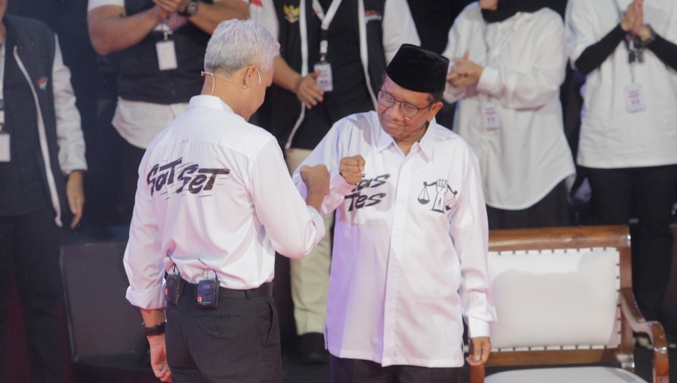 Capres dan cawapres nomor urut tiga Ganjar Pranowo dan Mahfud MD saat debat perdana Calon Presiden dan Calon Wakil Presiden di gedung KPU, Jakarta, Selasa (12/12/2023).  [Suara.com/Alfian Winanto]