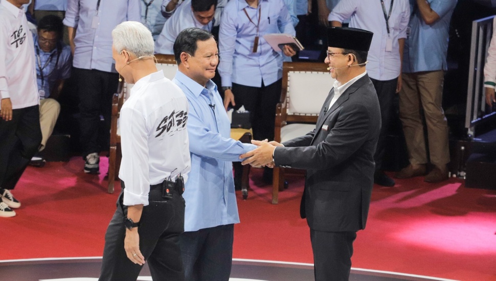 Capres nomor urut dua Prabowo Subianto (kiri) bersalaman dengan Capres nomor urut satu Anies Baswran (kanan) saat debat perdana Calon Presiden dan Calon Wakil Presiden di gedung KPU, Jakarta, Selasa (12/12/2023).  [Suara.com/Alfian Winanto]