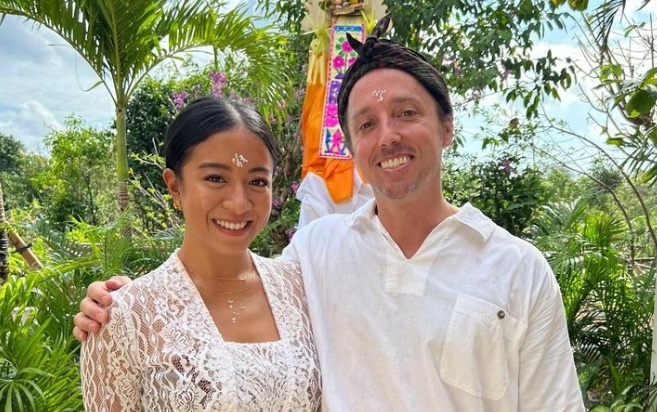 Kareyca Moeloek dan suaminya Aaron Michael Thomson (Instagram)