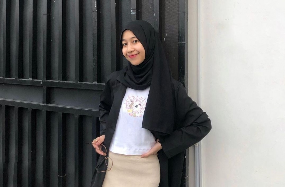 Outfit hitam putih ala Adiba Khanza. (Instagram/adiba.knza)
