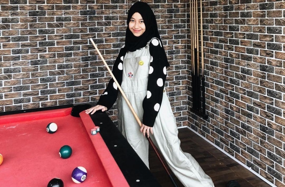 Outfit hitam putih ala Adiba Khanza. (Instagram/adiba.knza)