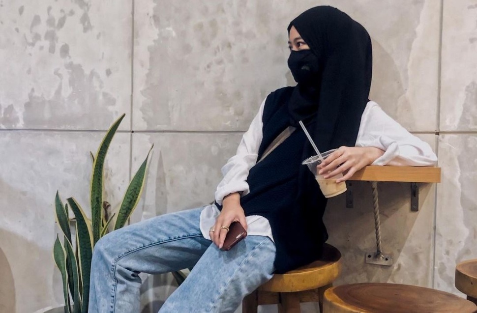 Outfit hitam putih ala Adiba Khanza. (Instagram/adiba.knza)