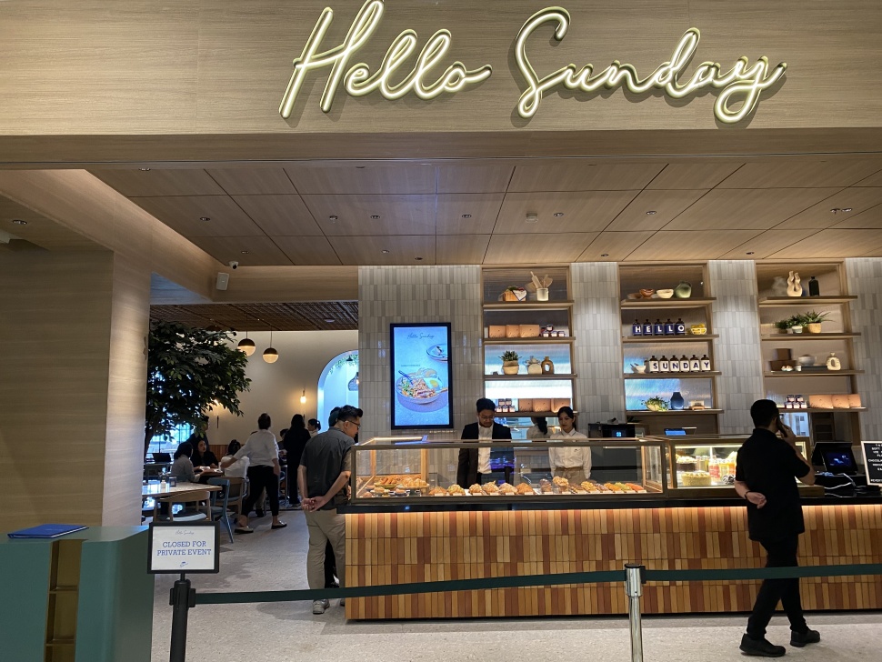 Restoran Hello Sunday di Margo City, Depok, Jawa Barat. (Suara.com/ Risna Halidi)