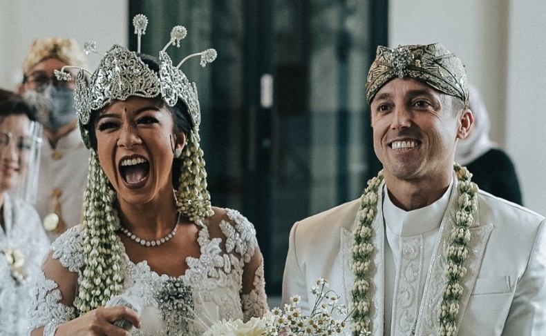 Kareyca Moeloek dan suaminya Aaron Michael Thomson (Instagram)
