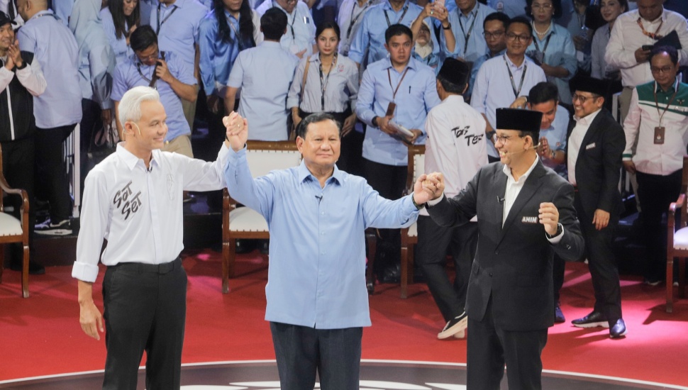 Capres nomor urut satu Anies Baswedan (kanan), Capres nomor urut dua Prabowo Subianto (tengah), Capres nomor urut tiga Ganjar Pranowo (kiri) saling berpegangan tangan usai debat perdana Capres dan Cawapres 2024 di Gedung KPU, Jakarta, Selasa (12/12/2023). [Suara.com/Alfian Winanto]