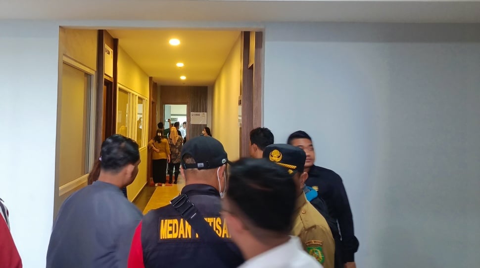 Polisi melakukan penggeledahan di Kampus UNPRI Medan. [Suara.com/M Aribowo]