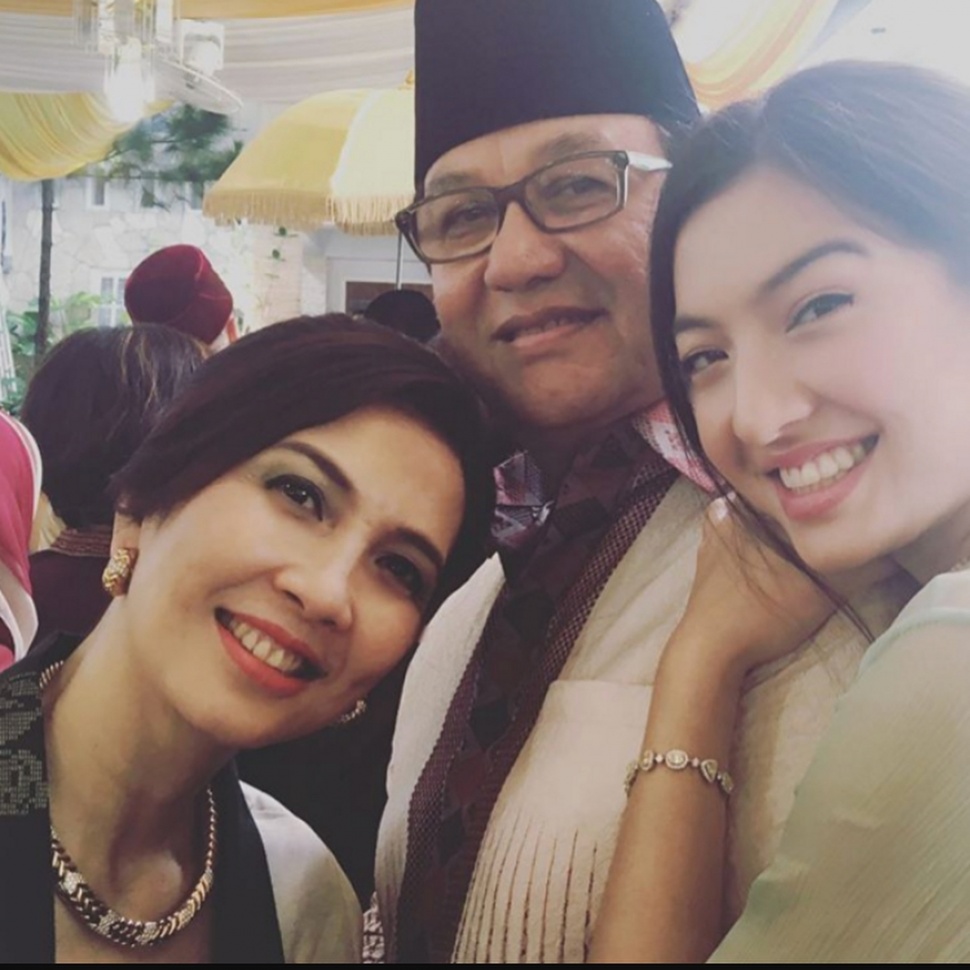 Raline Shah dan orang tua. (Instagram/@ralineshah)