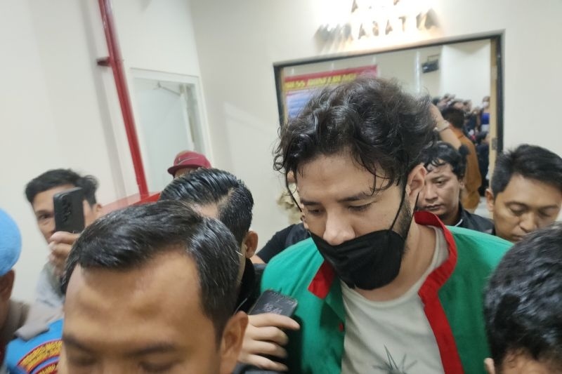 Tersangka kasus penyalahgunaan narkoba, artis Ammar Zoni, berjalan pulang usai jumpa pers di Polres Metro Jakarta Barat, Jumat (13/5/2023).  (ANTARA/Risiko Syukur)