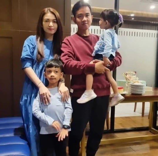 Potret Selvi Ananda dan Gibran Rakabuming bersama kedua anaknya. (Instagram/@selvianandagibranrakabuming)