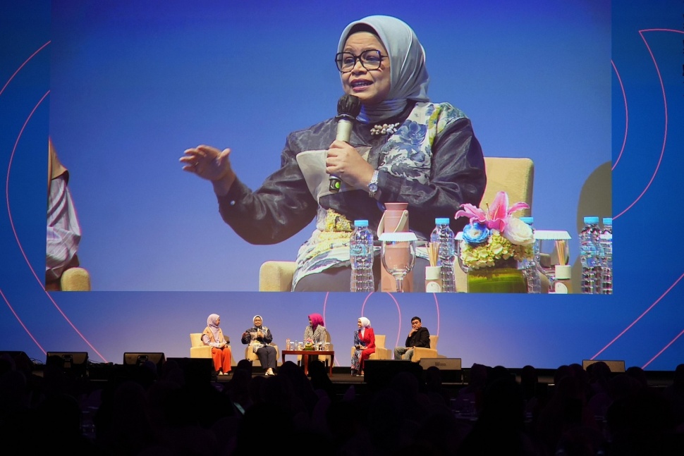 Ketua Tim Penggerak Pemberdayaan Kesejahteraan Keluarga (TP PKK) periode 2017-2022, Fery Farhati menjadi pembicara dalam acara Jakarta Modest Summit 2024 di The Ballroom Djakarta Theater, M.H Thamrin, Jakarta Pusat, Kamis (14/12/2023). [Dok. Ist]