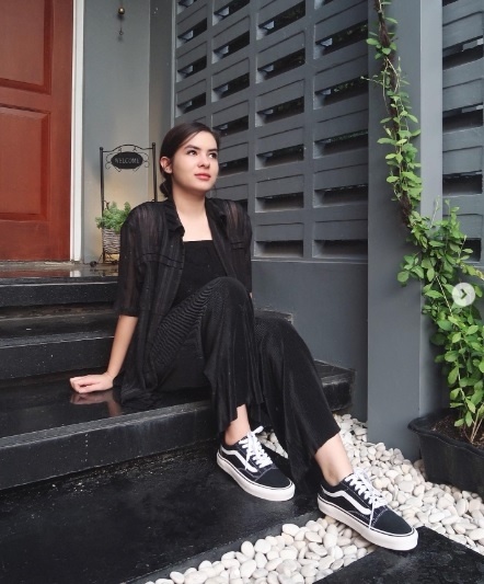 OOTD Kasual ala Steffi Zamora. (Instagram/@steffizamoraaa)