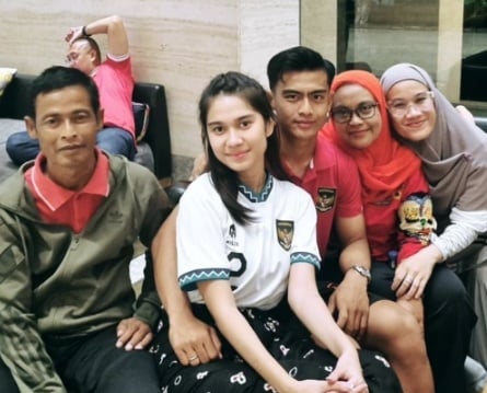 Pratama Arhan, Azizah Salsha dan Mak Ti. (Instagram/@arhanzizahdaily)