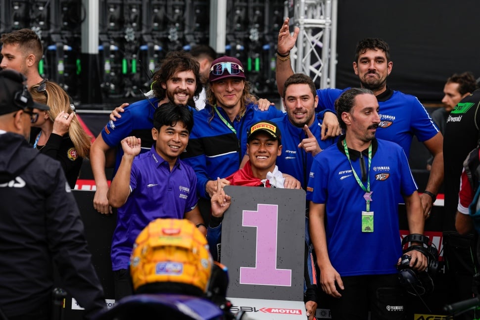 Momen selebrasi Aldi Satya Mahendra bersama tim BrCorse dan PT Yamaha Indonesia Motor Manufacturing saat cetak podium di Republik Ceko [PT YIMM].