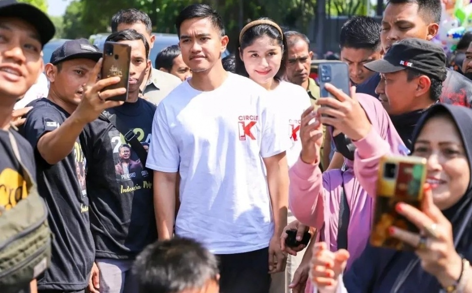 Potret Erina Gudono Kenakan Kaos Couple Dampingi Kaesang Pangarep pada Alun-alun Pati (Instagram/PSI)