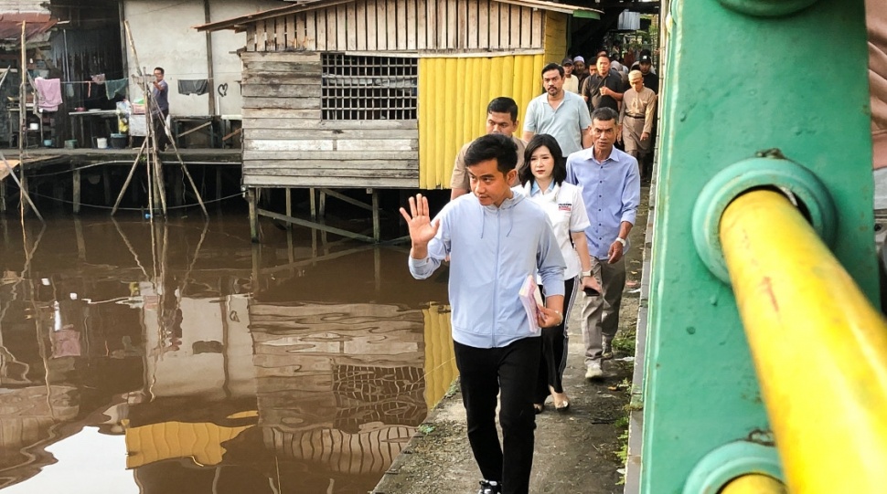 Cawapres nomor urut dua, Gibran Rakabuming Raka melakukan blusukan ke perkampungan padat penduduk di sekitar Sungai Kapuas, Pontianak, Kalimantan Barat, pada Minggu (17/12/2023) [SuaraKalbar.id/Maria]