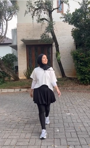 OOTD Olahraga Hijab ala Tya Ariestya. (Instagram/@tya_ariestya)