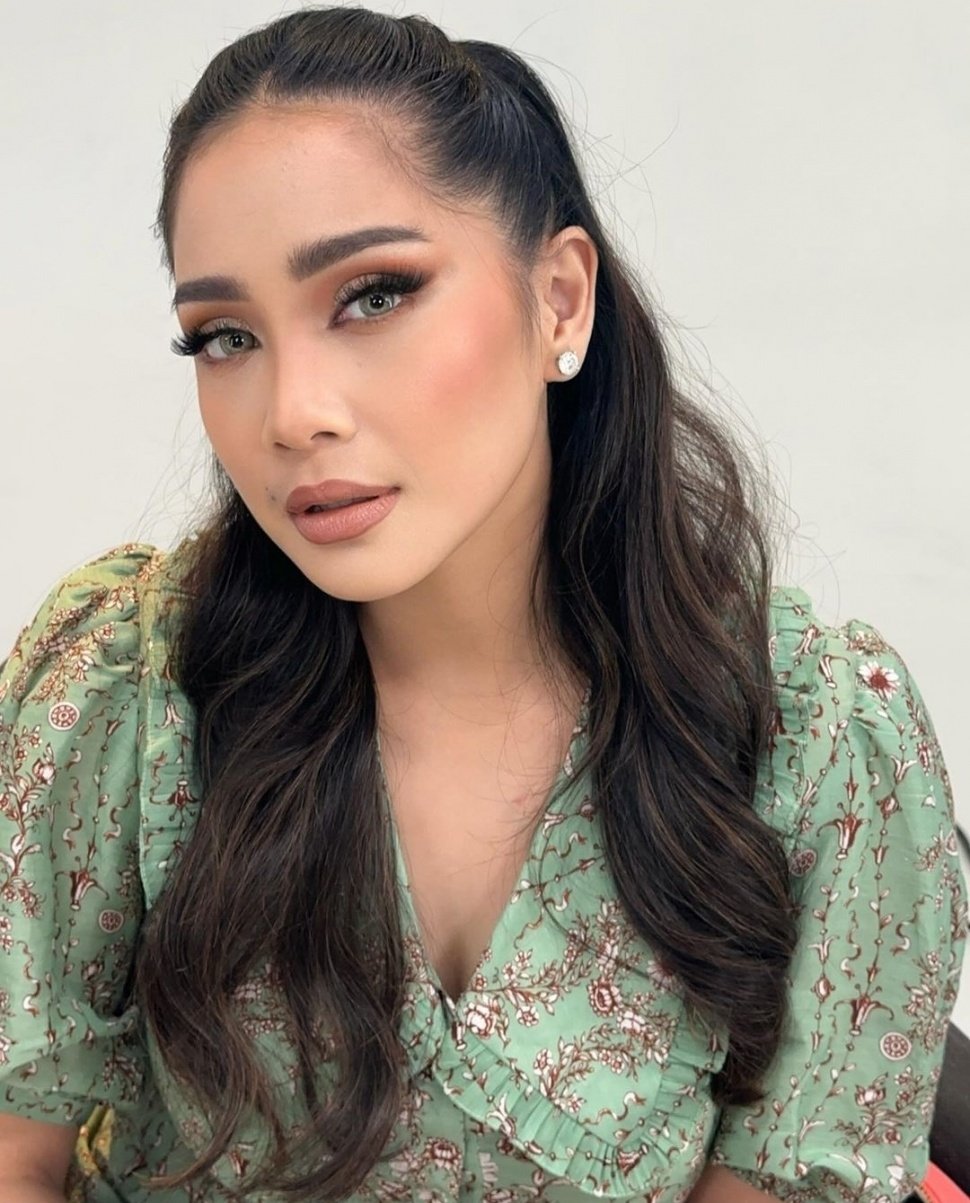 Makeup Bold Nagita Slavina (Instagram/@tasyafarasya)