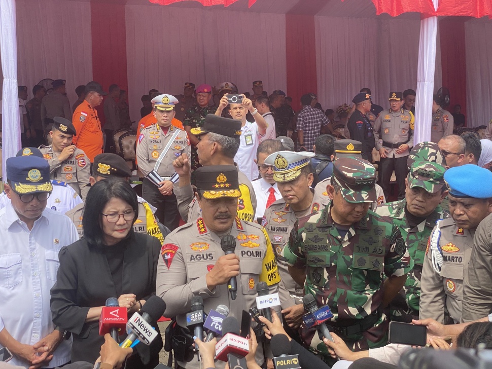 Wakapolri Komjen Pol Agus Andrianto mewakili Kapolri saat memimpin apel di Lapangan Silang Monas, Jakarta, Kamis (21/12/2023). (Suara.com/Faqih)