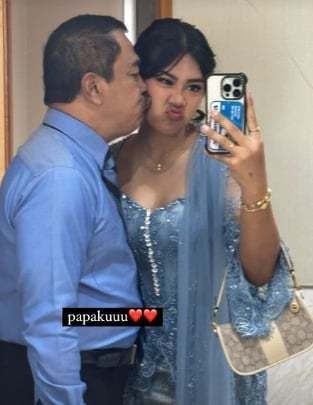 Putra bungsu Wakapolri Komjen Agus Andrianto, Flowrenia Andhyta saat berkebaya. (Instagram)