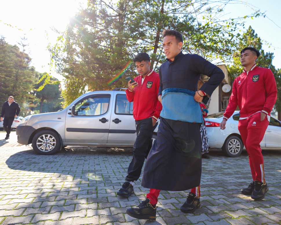 Momen pemain Timnas Indonesia melaksanakan salat jumat di halaman gereja kompleks Garden of Tolerance, Belek, Antalya, Turki, Jumat (22/12/2023). (Dok. PSSI).