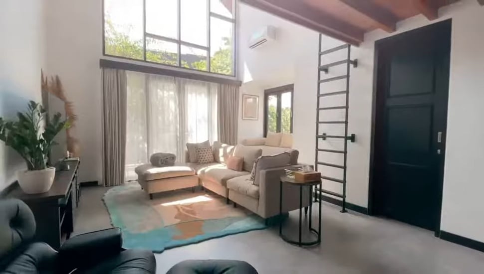 Ruang Santai Rumah Raisa dan Hamish Daud di Bali (YouTube)