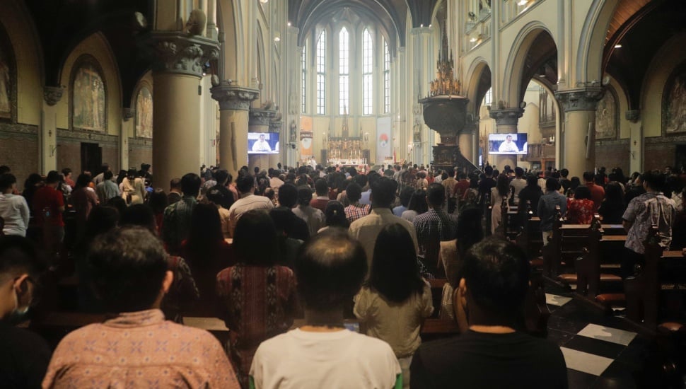 Umat Kristiani saat mengikuti Misa Natal di Gereja Katedral, Jakarta, Senin (25/12/2023). [Suara.com/Alfian Winanto]