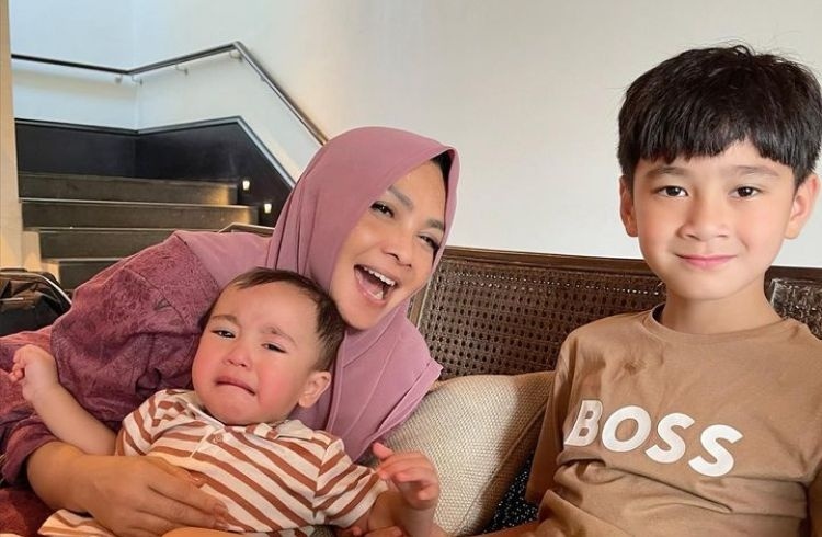 Rieta Amalia bersama Rafathar Malik Ahmad dan Rayyanza Malik Ahmad (Instagram)