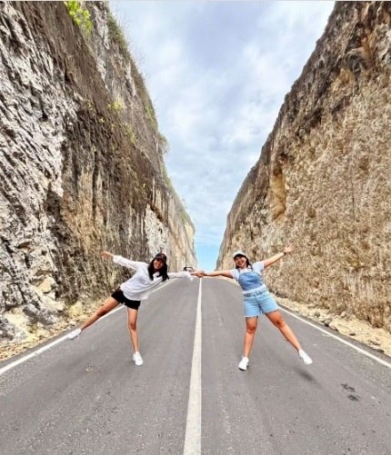 Spot viral di kawasan Pandawa Beach Bali. (Instagram/@travelbali_murah)