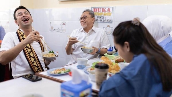 Raffi Ahmad dan Nagita Slavina bersama Ketua Umum PAN Zulkifli Hasan (Instagram/@zul.hasan)