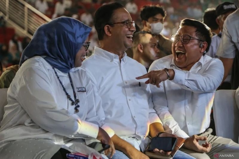 Calon presiden dan wakil presiden nomor urut 1, Anies Baswedan (tengah) dan Muhaimin Iskandar (kanan) bergurau sebelum menyampaikan pidato politiknya dalam acara diskusi dan kalibrasi bersama pemuda di GOR Jatidiri, Semarang, Jawa Tengah, Minggu (24/12/2023). ANTARA FOTO/Makna Zaezar/YU