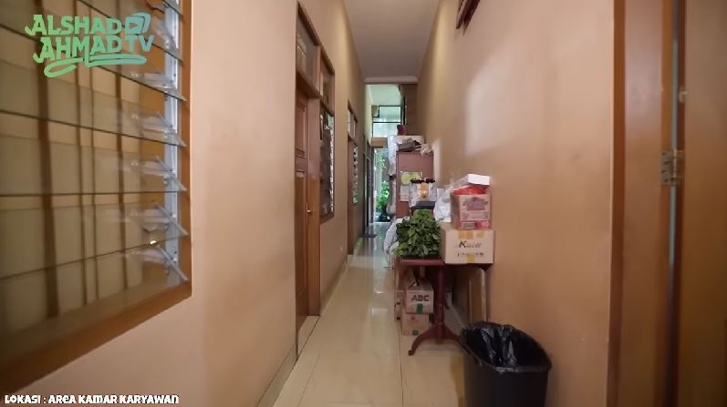 Kamar karyawan di rumah Alshad Ahmad. (YouTube/Alshad Ahmad TV)