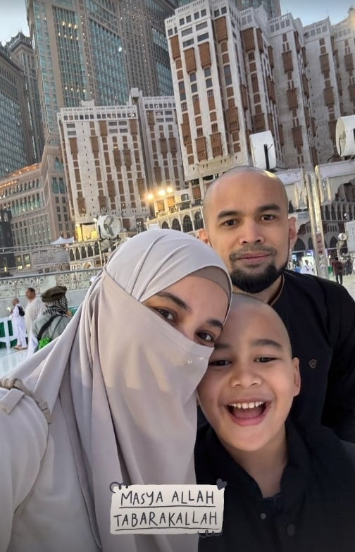 Momen Teuku Wisnu dan Shireen Sungkar Umrah Ajak Anak. (Instagram/@shireensungkar)