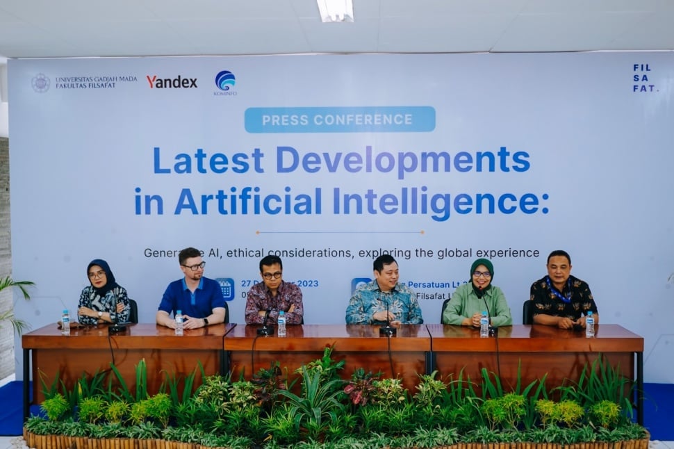 Seminar Latest Developments in Artificial Intelligence di Fakultas Filsafat UGM, Rabu (27/12/2023) dihadiri Wamen Nezar Patria, Dekan Fakultas Filsafat Dr. Rr Siti Murtiningsih, VP Strategi Yandex Search Alexander Popovskiy dan Ketua Masyarakat AI Indonesia (IAIS) Dr.Ir. Lukas