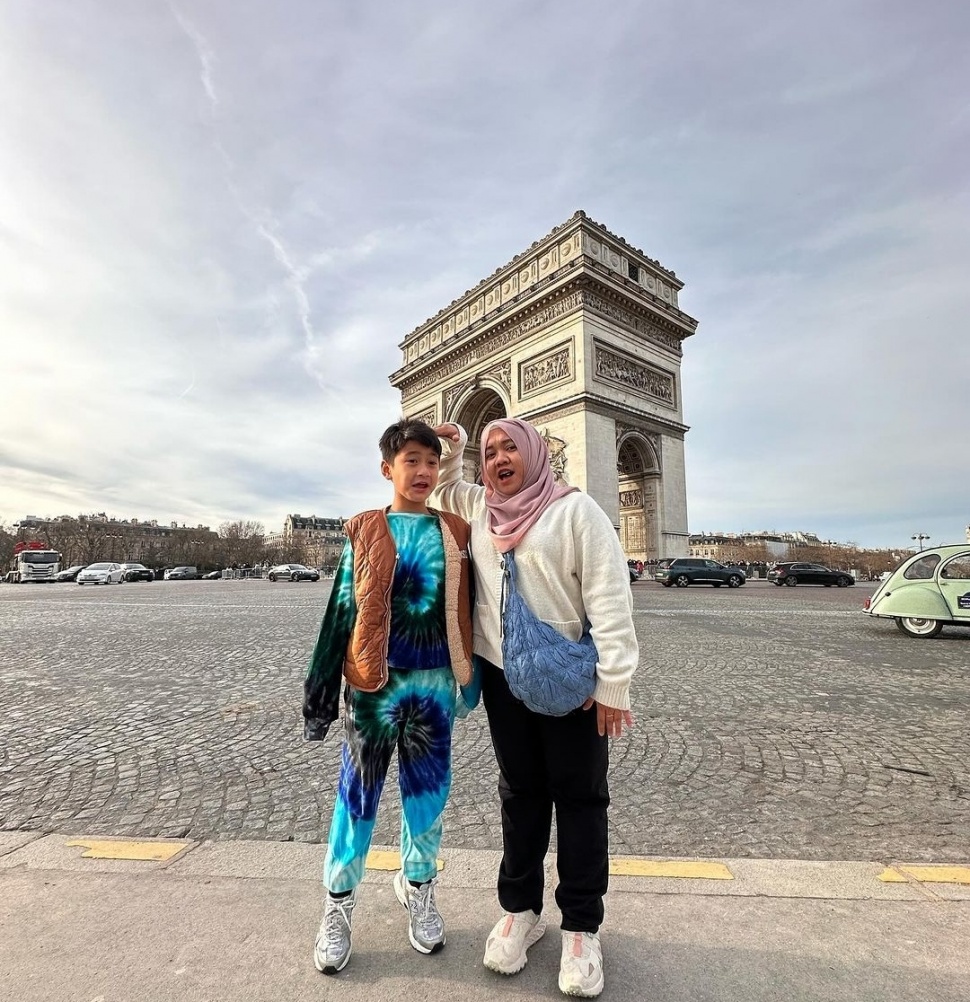 Mbak Lala dan Rafathar di Arc de Triomphe Paris (Instagram)