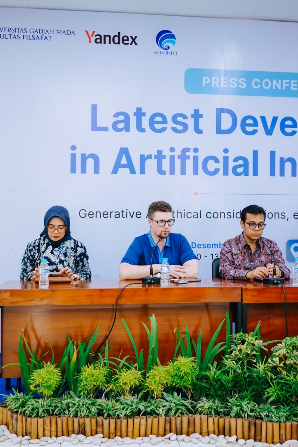 Seminar Latest Developments in Artificial Intelligence di Fakultas Filsafat UGM, Rabu (27/12/2023) dihadiri Wamen Nezar Patria, Dekan Fakultas Filsafat Dr. Rr Siti Murtiningsih, VP Strategi Yandex Search Alexander Popovskiy dan Ketua Masyarakat AI Indonesia (IAIS) Dr.Ir. Lukas