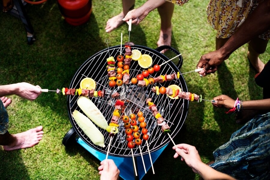 Aktivitas Memanggang atau BBQ Saat Tahun Baru (Dok. Shopee)