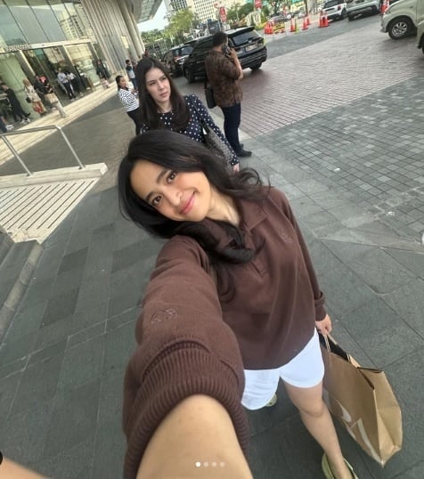 Starrisya Andhita Selfie Sambil Tenteng Paper Bag Zara. (Instagram/@starrisyaaaa)