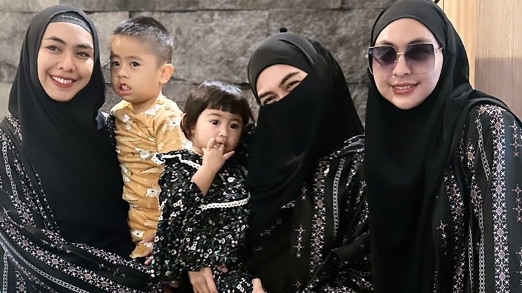 Potret Ria Ricis dan Teuku Ryan berangkat umrah (Instagram/riaricis1795)