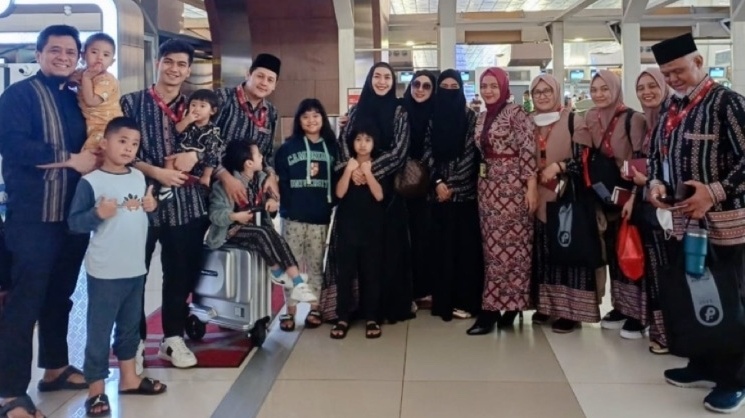 Potret Ria Ricis dan Teuku Ryan berangkat umrah (Instagram/persada_indonesia)