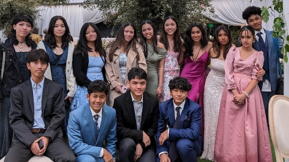 Potret Anniversary Mertua Nia Ramadhani ke-50 (Instagram/ramadhaniabakrie)