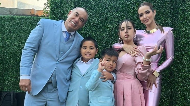 Potret Anniversary Mertua Nia Ramadhani ke-50 (Instagram/ramadhaniabakrie)